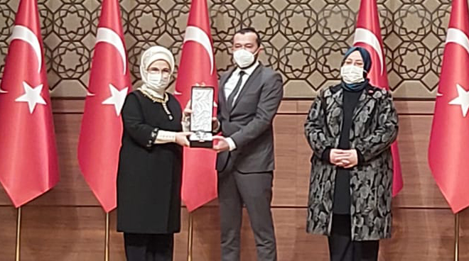 Öğretim Üyemiz Doç. Dr. Volkan Sezer’den Gururlandıran Ödül Görseli